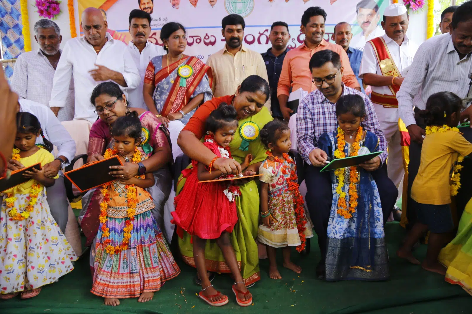 అంగన్వాడీ కేంద్రాలు పిల్లలతో కళకళలాడాలి
