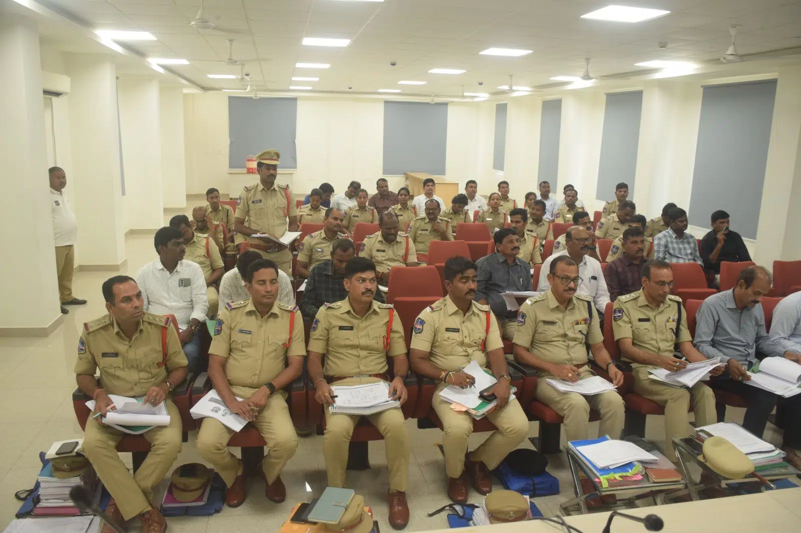 నేరాల నియంత్రణకు సమర్ధవంతంగా పనిచేయాలి 