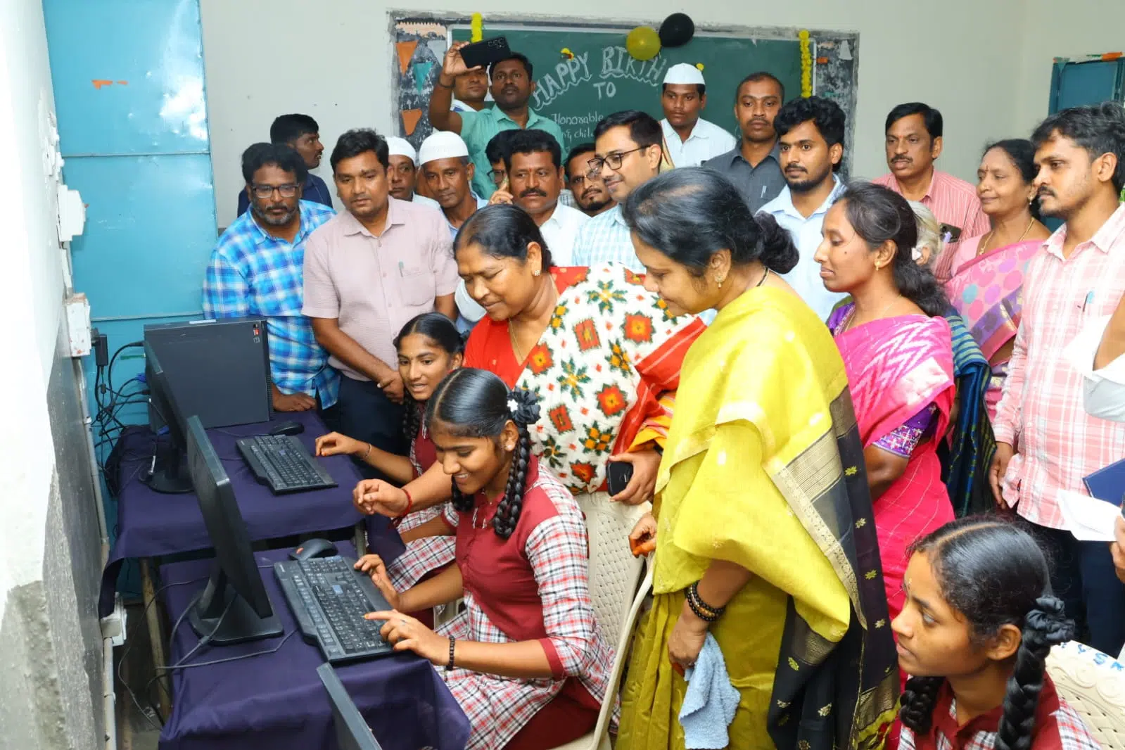విద్యార్థులు ఉన్నత లక్ష్యాలను ఎంచుకోవాలి