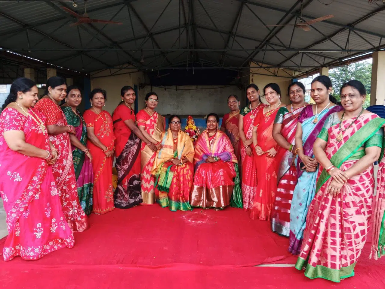 గోరింటాకు రంగుల్లో ఆడపడుచుల ఆనందం