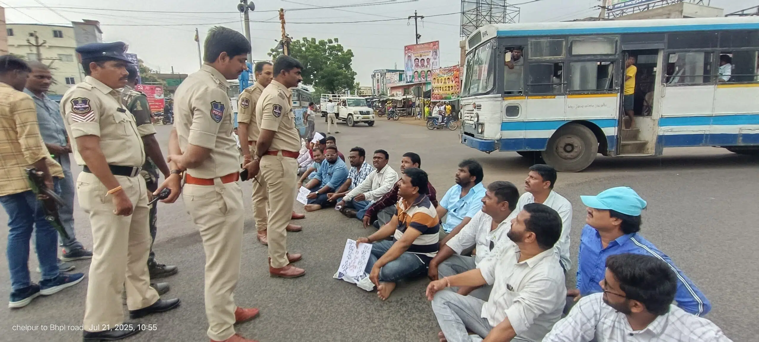 ఎమ్మెల్యే దుర్భాషలపై విలేకరుల రాస్తారోకో