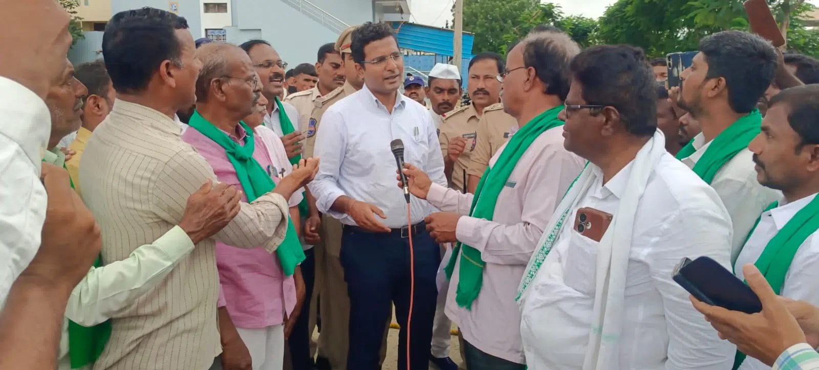 భూమిని కోల్పోతున్న 20 గ్రామాల రైతుల ఆందోళన
