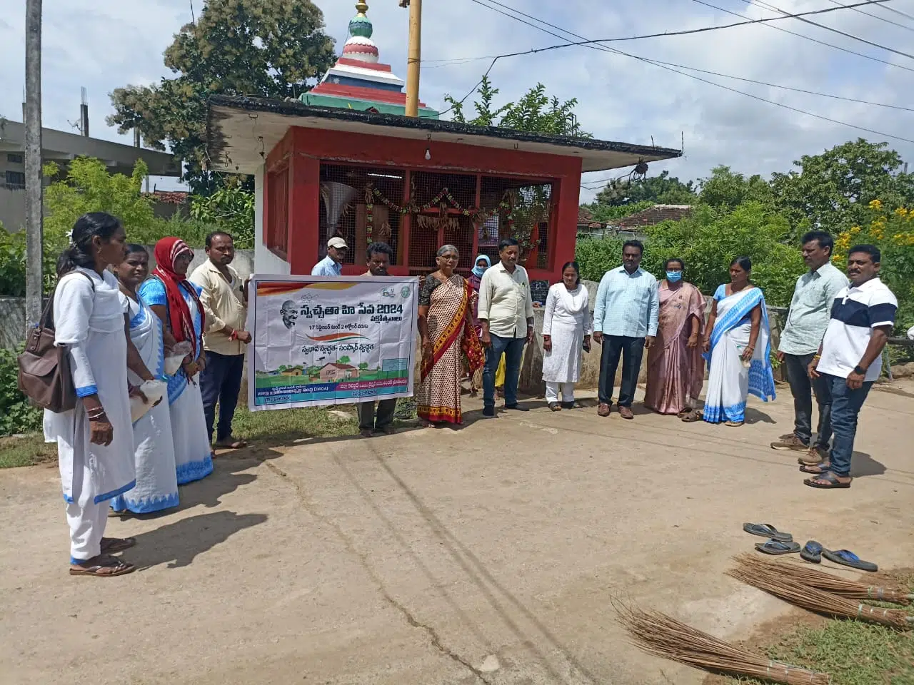 పరిసరాలు పరిశుభ్రంగా ఉంచుకోవాలి 