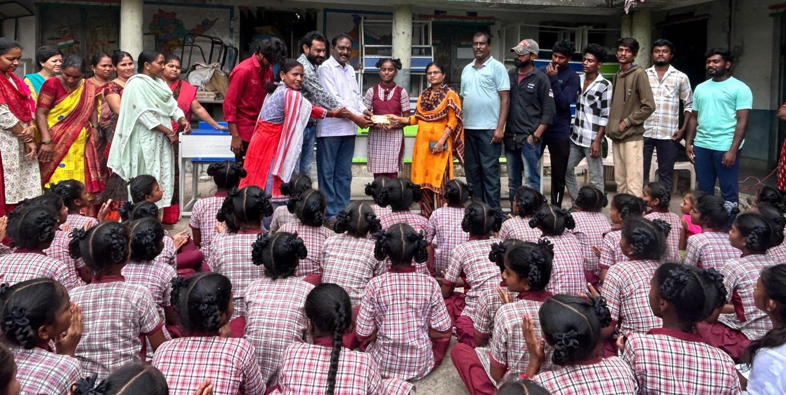 బ్లడ్ డోనర్స్ ఆధ్వర్యంలో నిరుపేద విద్యార్థికి సైకిల్ బహుకరణ