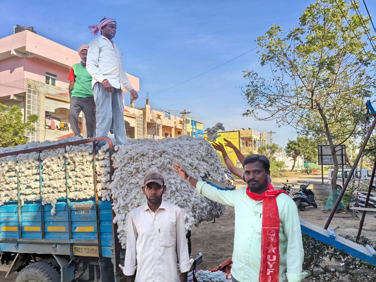 పత్తి రైతులను నిండా ముంచుతున్న దళారులు