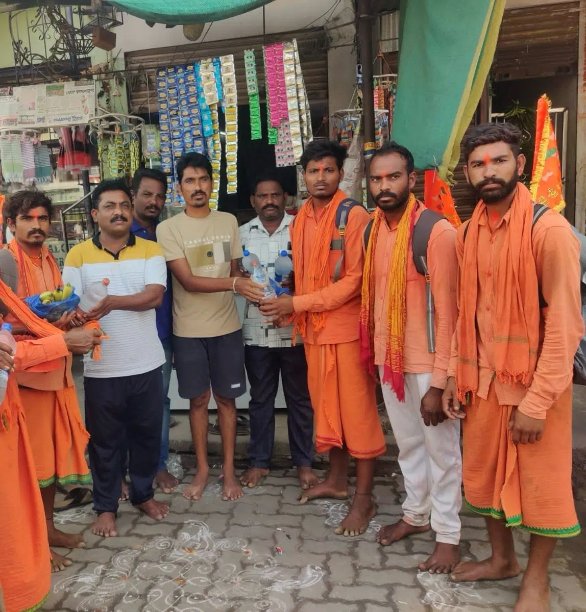 హనుమాన్ స్వాములకు పండ్లు పంపిణీ