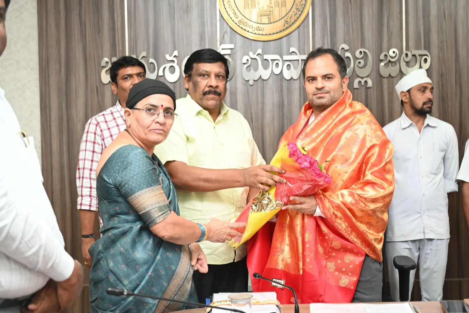 ఐ డి ఓ సి కార్యాలయంలో కలెక్టర్లకు సన్మానం
