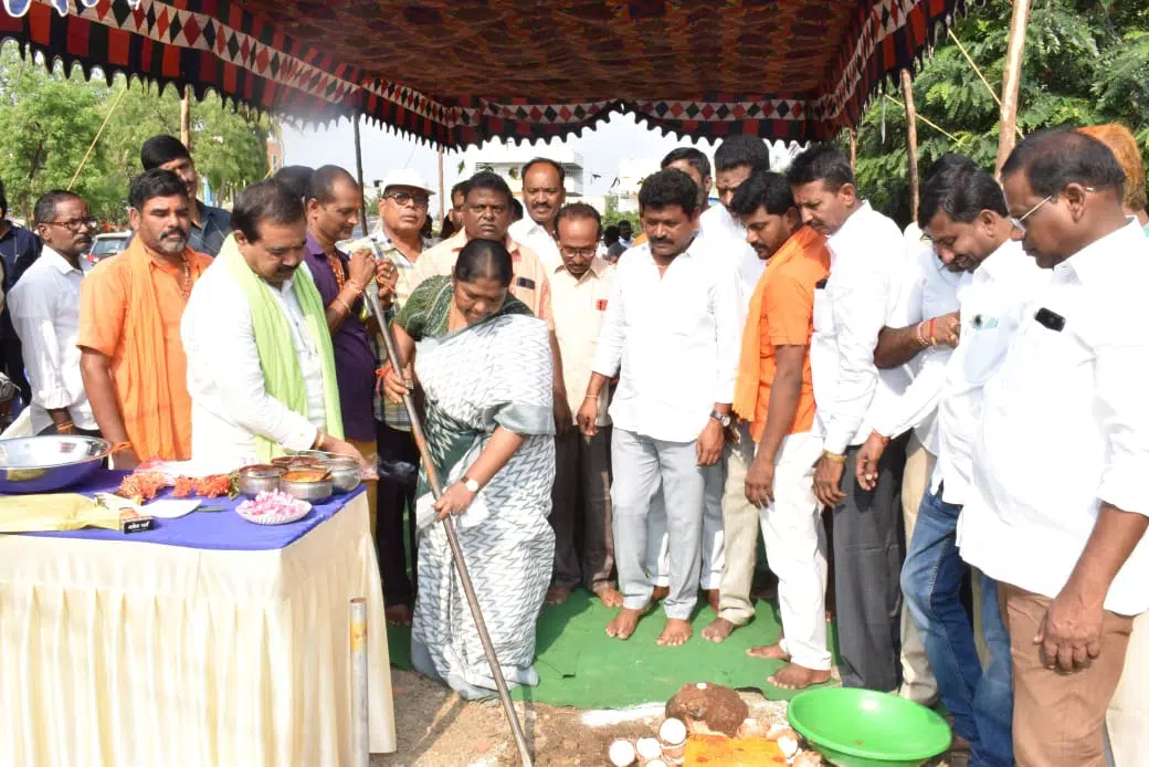 రామాలయ అభివృద్ధి పనులకు భూమి పూజ చేసిన మంత్రి  సీతక్క