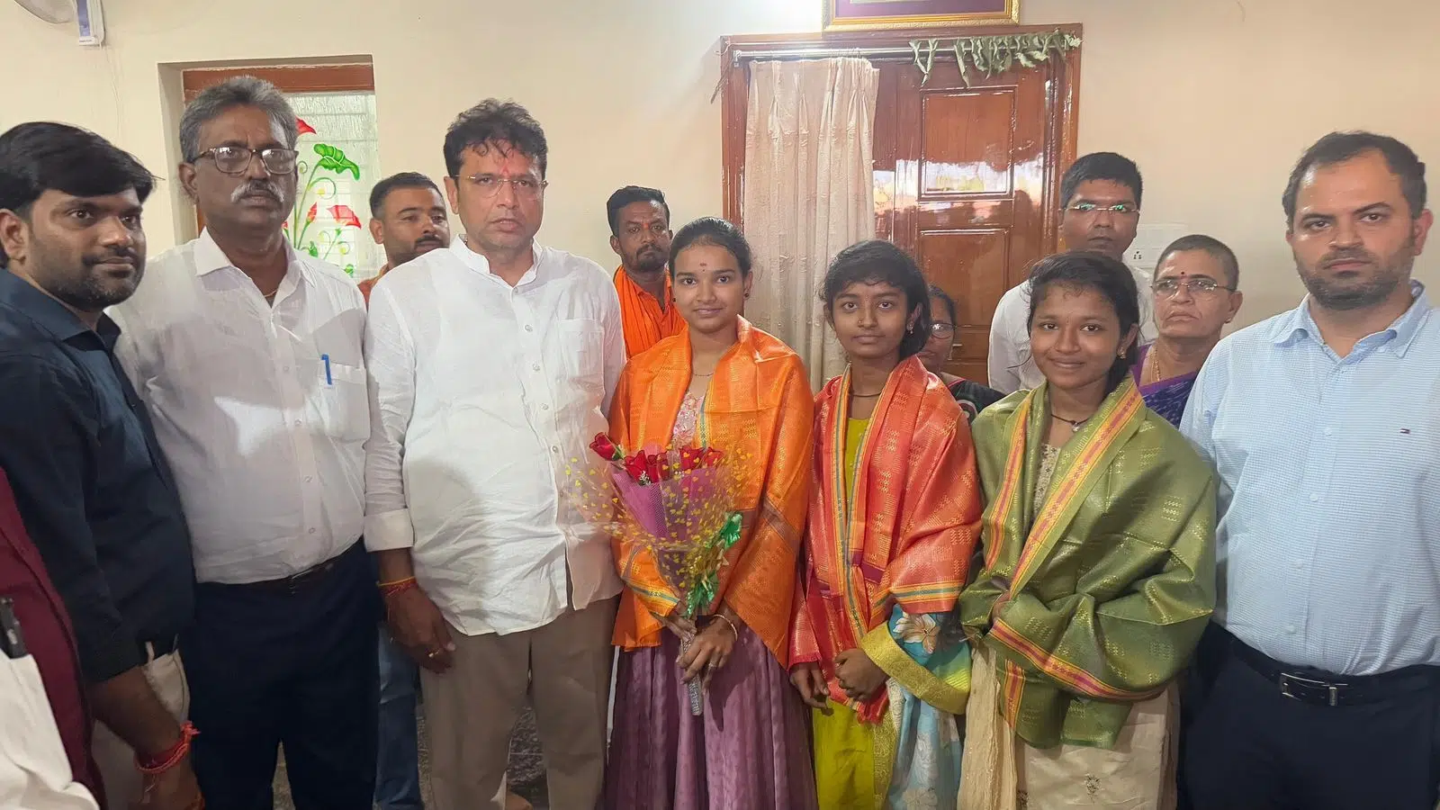 ఆదర్శ విద్యార్థులను అభినందించిన మంత్రి శ్రీధర్ బాబు