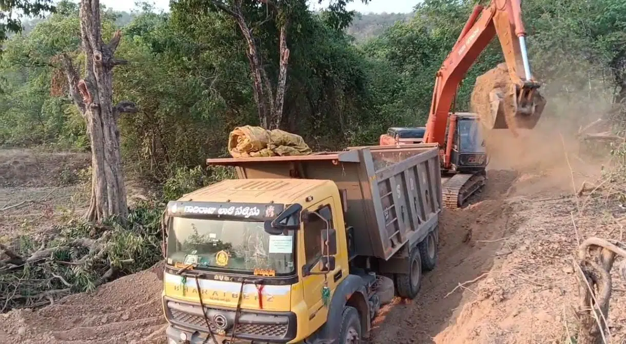 ఆలుబాకలో అక్రమ గ్రావెల్ త్రవ్వకాలు..?