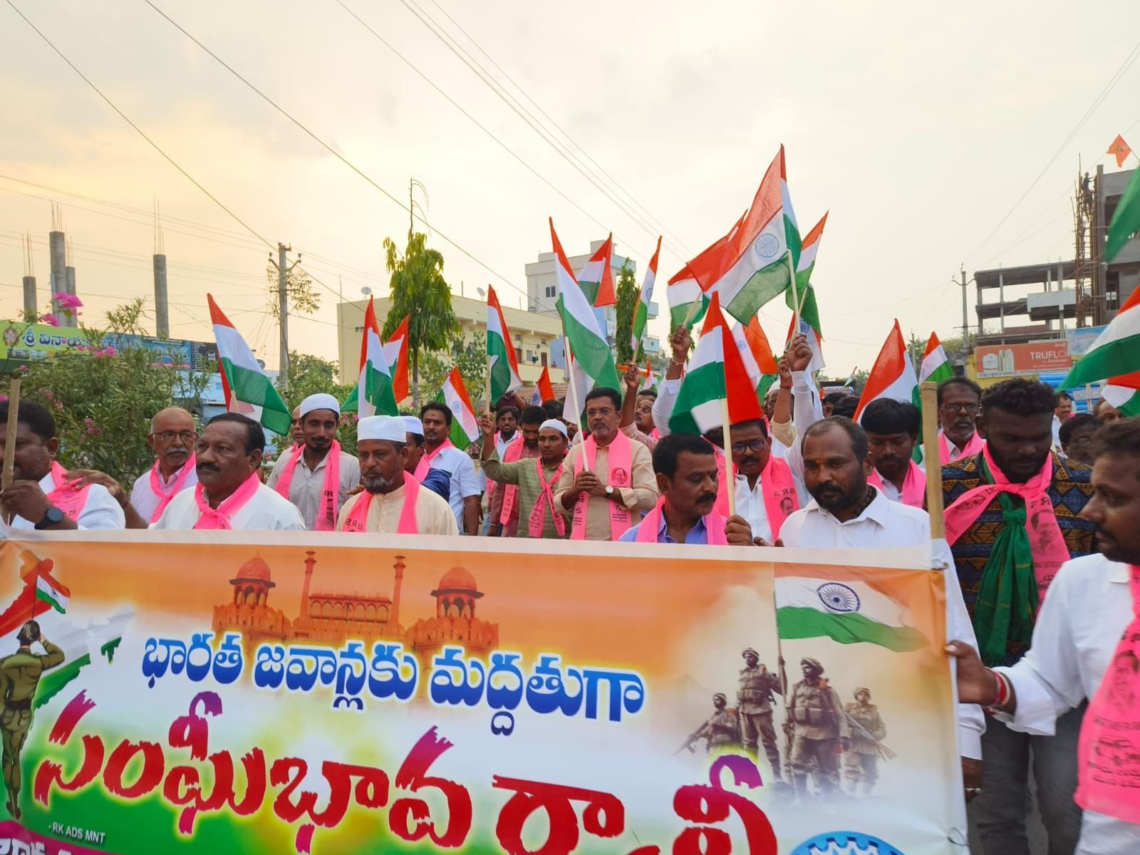 మేమున్నాం.. దేశం కోసం పోరాటం చేయాలే...
