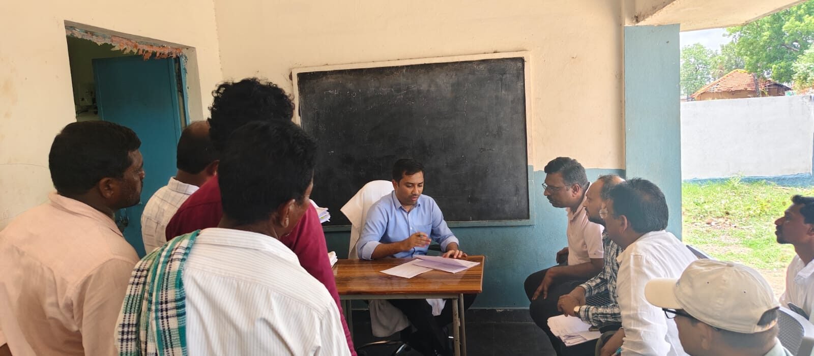 బాండు మొక్కజొన్న సాగు నష్టపరిహారంపై కలెక్టర్ సమీక్ష  