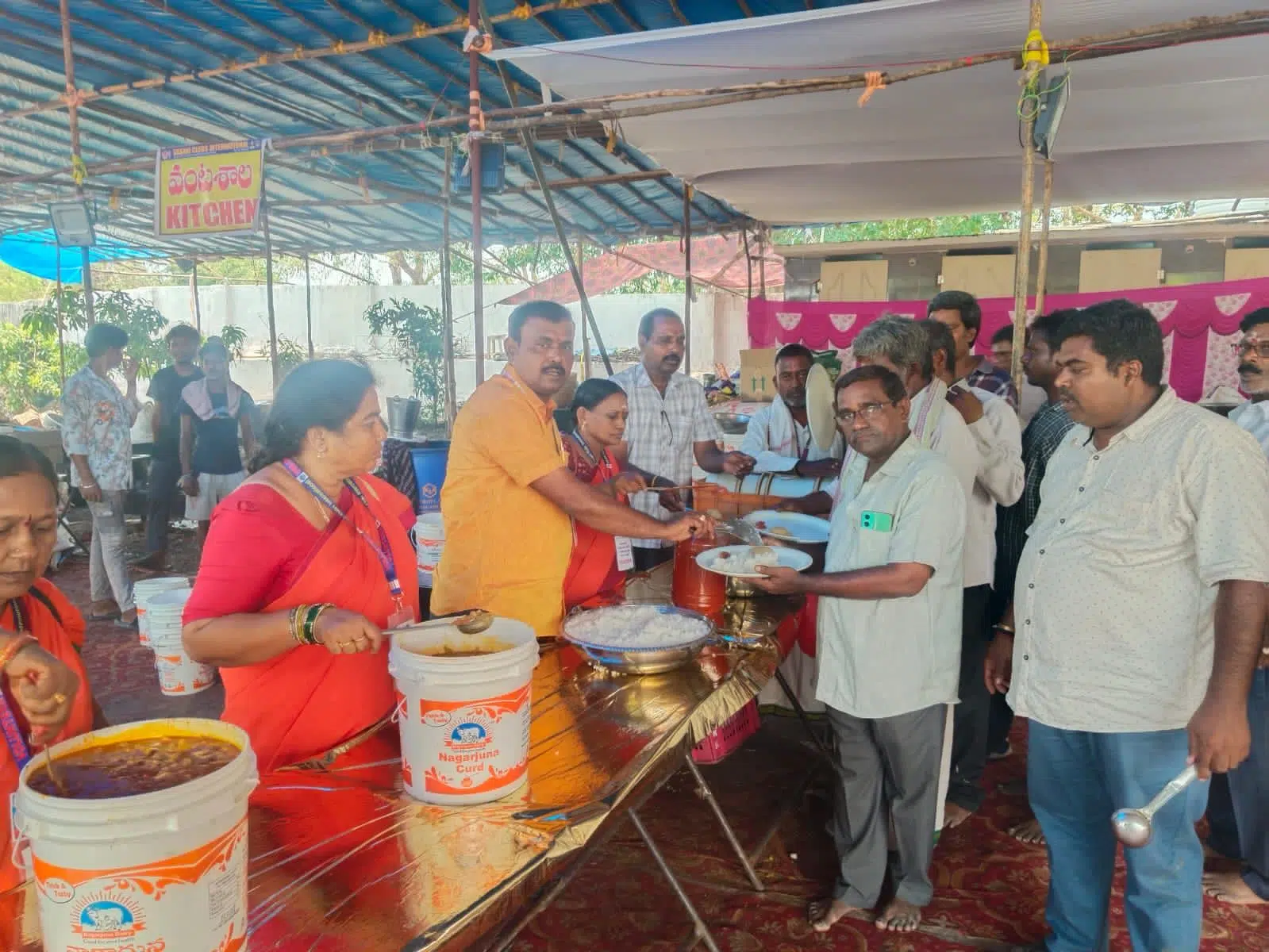 వాసవి క్లబ్స్ ఇంటర్నేషనల్ ఆధ్వర్యంలో మహా అన్నదానం