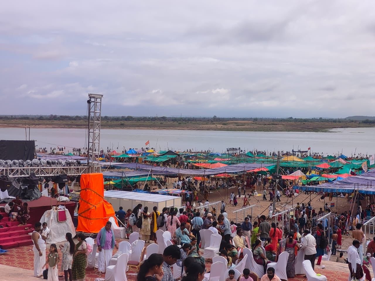 పుష్కర స్నానాలకు పోటెత్తిన భక్తజనం
