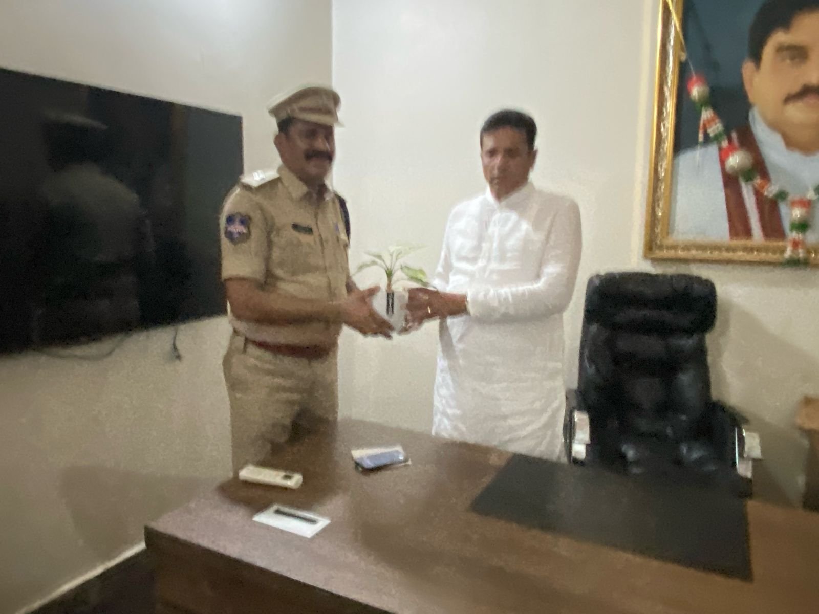 మంత్రి శ్రీధర్ బాబును కలిసిన అడిషనల్ ఎస్పీ నరేష్