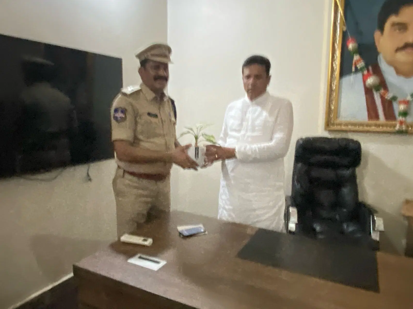మంత్రి శ్రీధర్ బాబును కలిసిన అడిషనల్ ఎస్పీ నరేష్