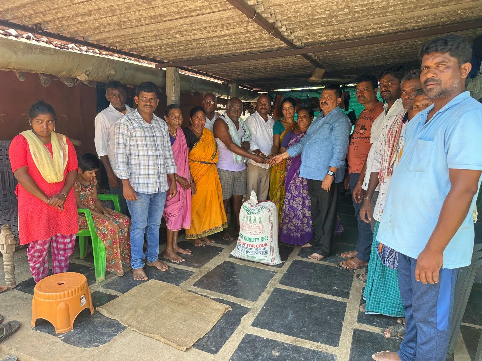 నిరుపేద కుటుంబానికి బీఆర్‌ఎస్‌ ఆర్థిక సహాయం