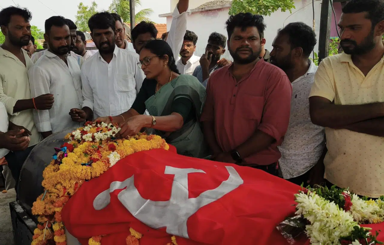 మావోయిస్టు భాస్కర్ అంత్యక్రియల్లో పాల్గొన్న కాంగ్రెస్ నేత ఆత్రం సుగుణ