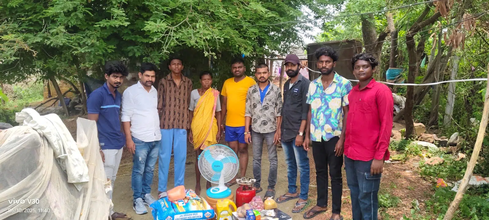 నిరుపేద వృద్ధురాలికి బ్లడ్ డోనర్స్ ఆధ్వర్యంలో ఆర్థిక సాయం