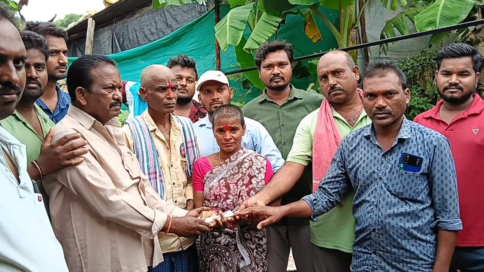 ప్రైవేట్ ఎలక్ట్రీషియన్ కుటుంబానికి ఆర్థిక సహాయం