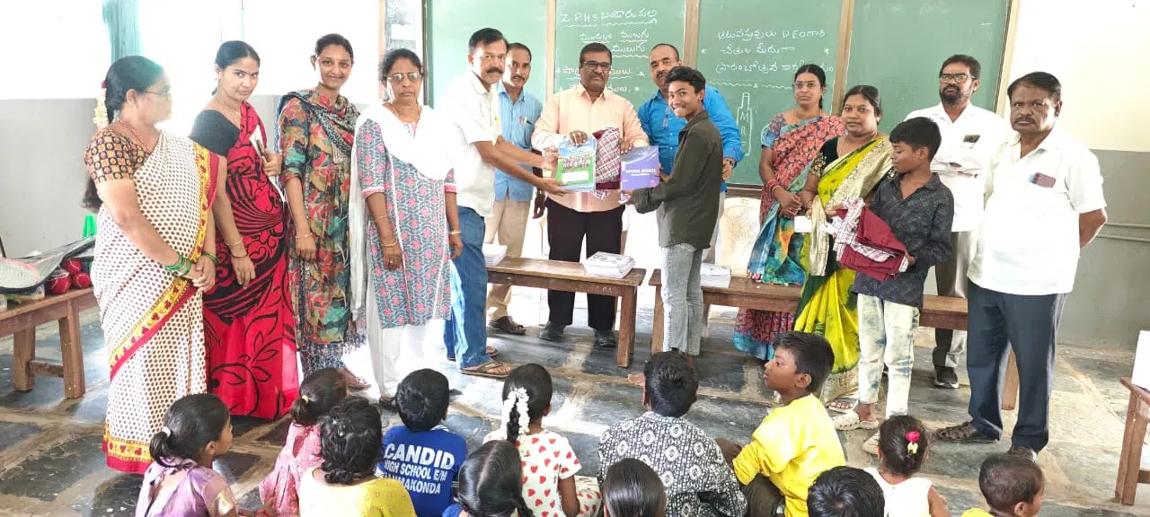 ఉచిత పాఠ్యసామగ్రి పంపిణీ చేసిన డిఈఓ