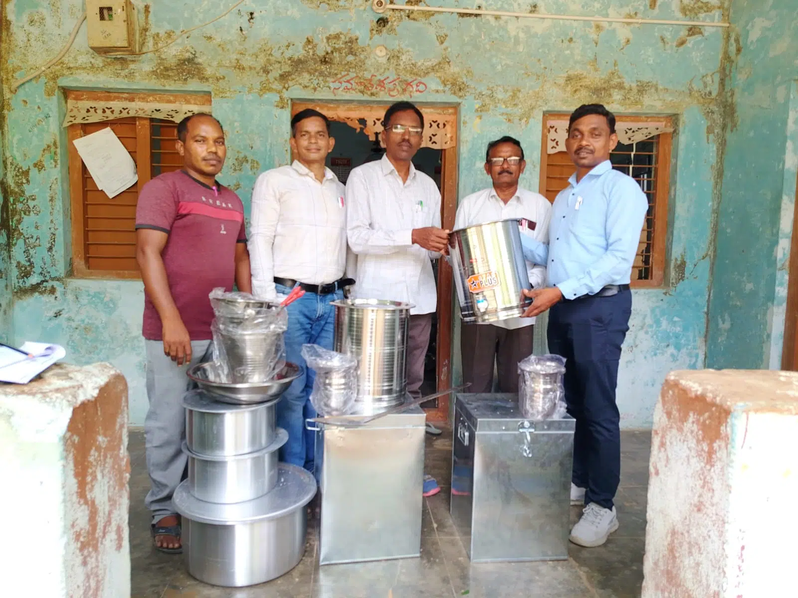 వెంకటాపురంలో 45 పాఠశాలలకు వంటపాత్రల పంపిణీ
