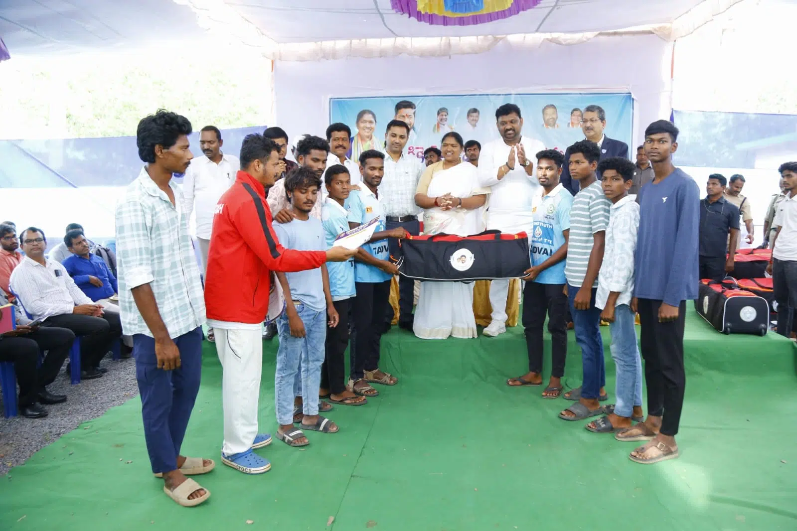 విద్యతోపాటు క్రీడల్లో రాణించాలి