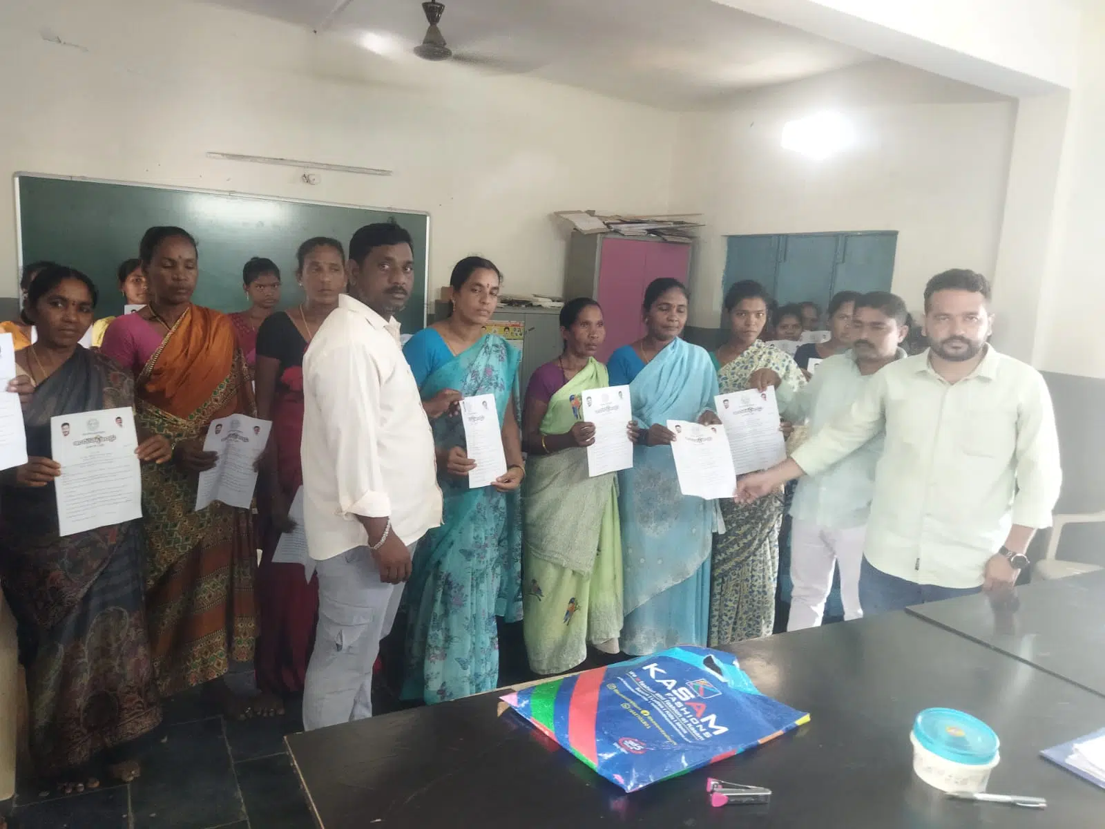 ఇందిరమ్మ ఇళ్ల మంజూరి పత్రాల పంపిణీ