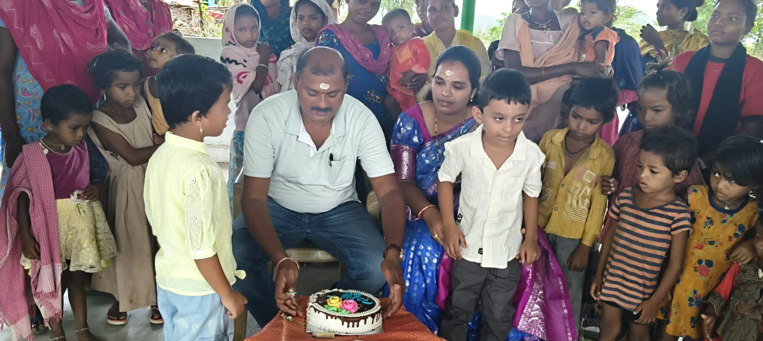 నందిపాడు గుత్తి కోయ గూడెంలో ఎస్సై రాజు జన్మదిన వేడుకలు