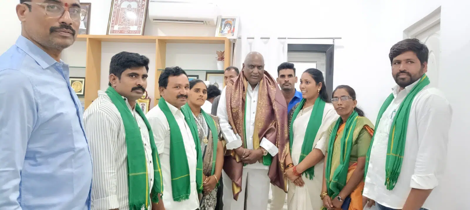 గిరిజన ఉద్యోగుల సమస్యలను పరిష్కరిస్తా