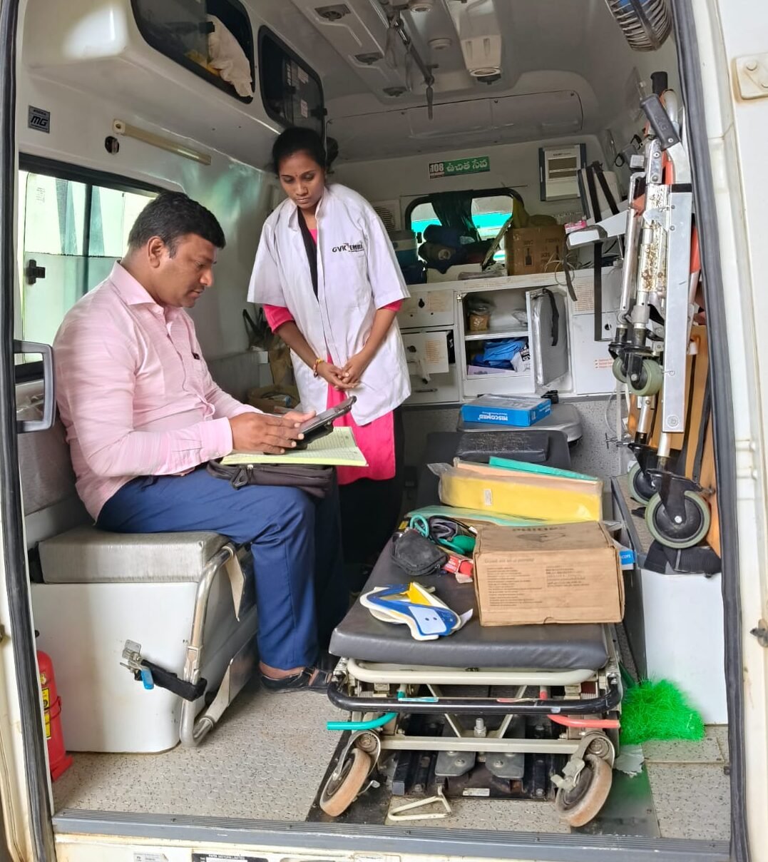 108 అంబులెన్స్ తనిఖీ– రికార్డుల పరిశీలన 