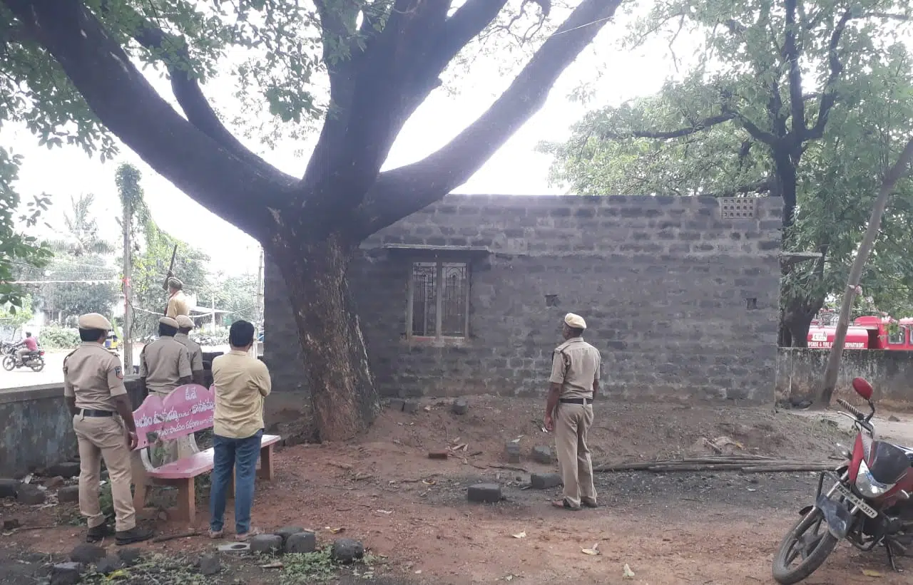ఇందిరమ్మ మోడల్ హౌస్ నిర్మాణానికి చెట్టు అడ్డు