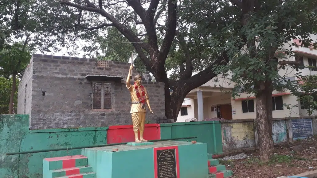 వెంకటాపురం ఎంపీడీవో కార్యాలయంలో చెట్టు తొలగింపు