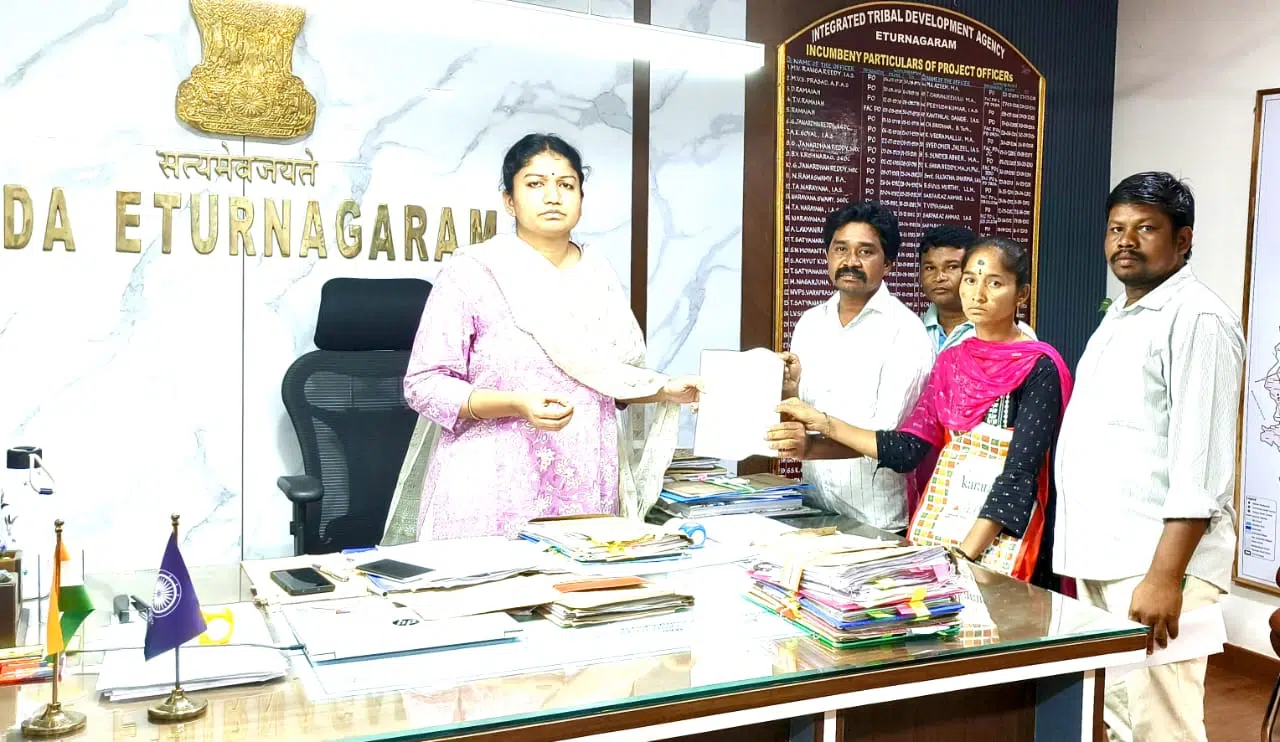 ఉపాధ్యాయులను నియమించాలని పి.ఓ.కు వినతిపత్రం