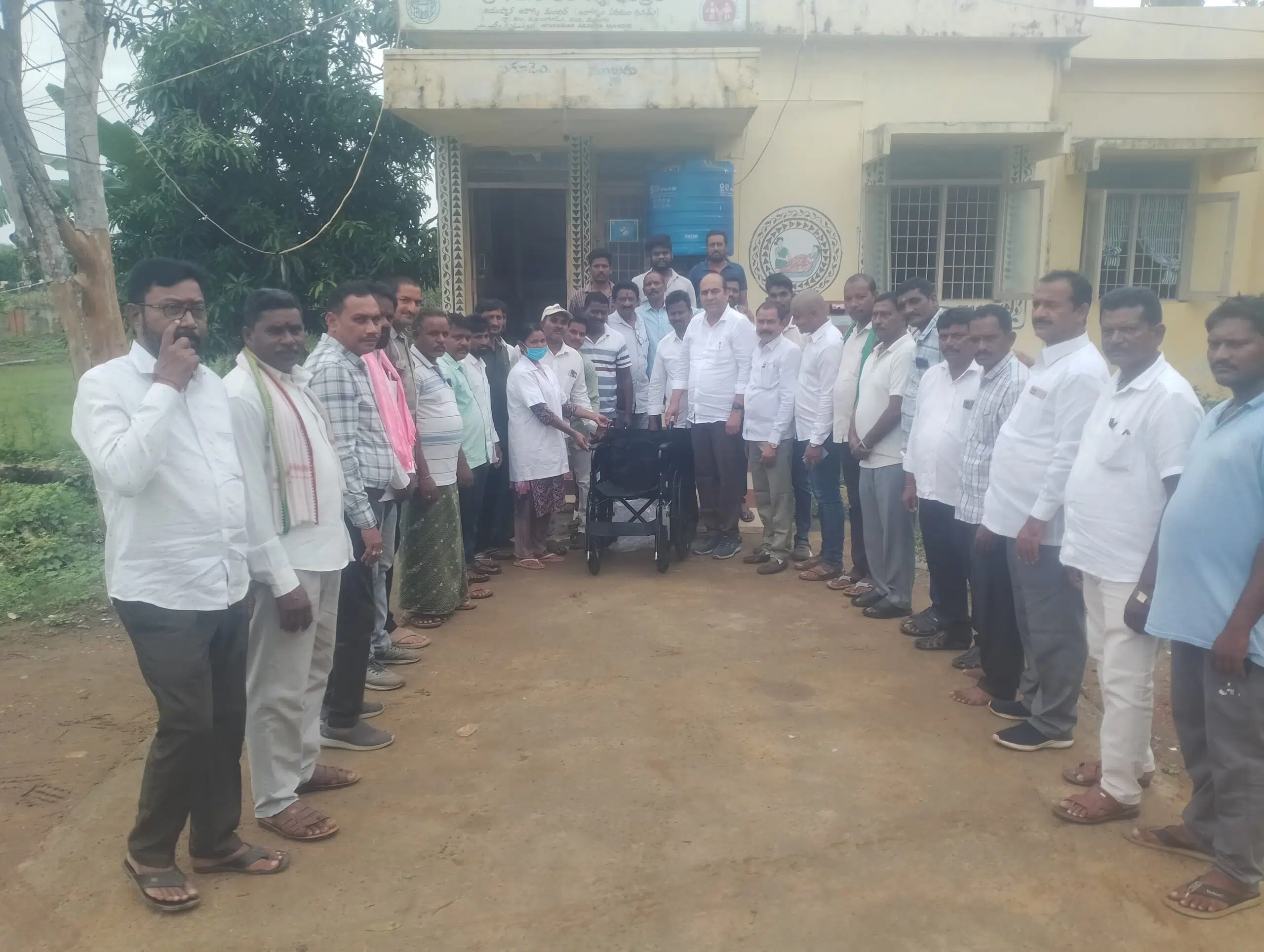 కన్నాయిగూడెం ఆసుపత్రికి వీల్ చైర్ అందజేత
