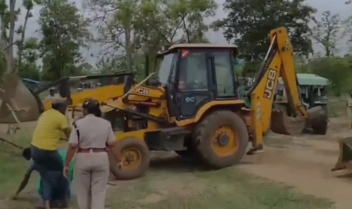 ఏటూరునాగారం అటవీప్రాంతంలో ఉద్రిక్తత
