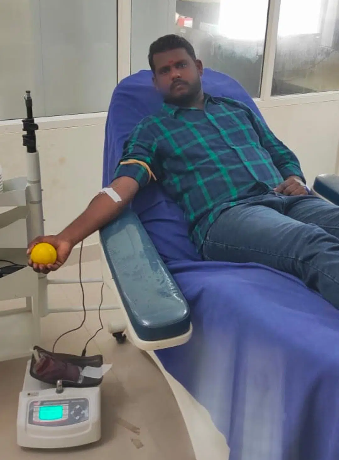 రక్తదానం చేస్తూ ఆదర్శంగా నిలుస్తున్న పిట్టల శివ