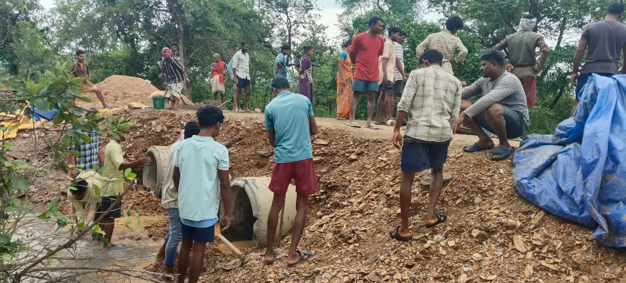 ముత్తారం గిరిజనుల సాహసోపేత చర్య