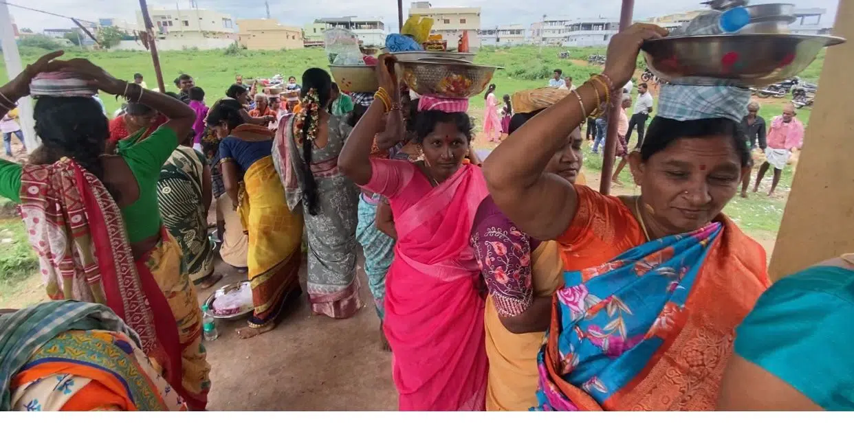 బోనమెత్తిన జనం.. గ్రామ దేవత కు మొక్కులు