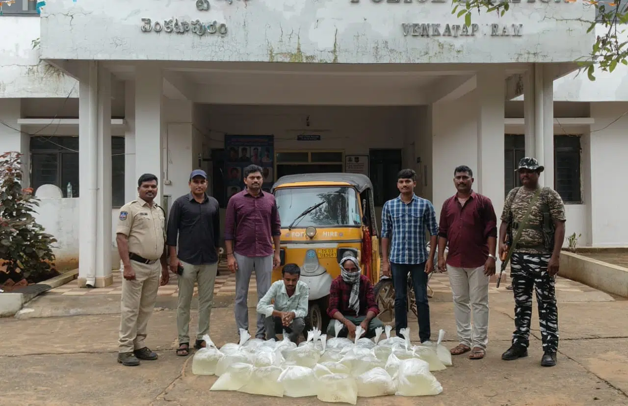 భారీగా గుడుంబా పట్టివేత – రెండు వాహనాలు స్వాధీనం