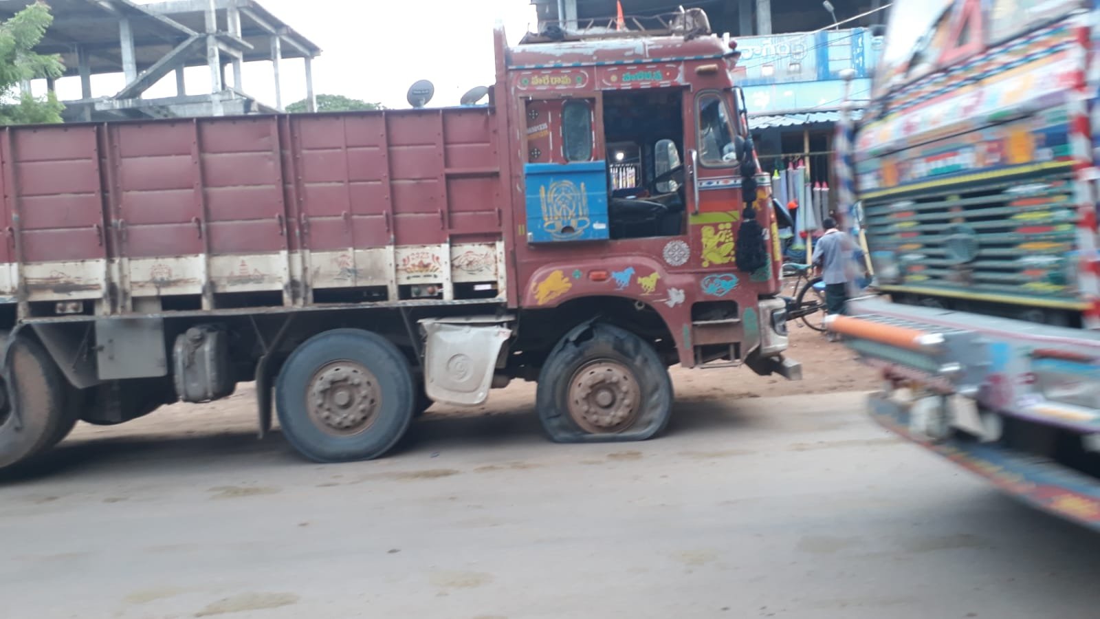పేలిపోయిన ఇసుక లారీ ముందు టైరు