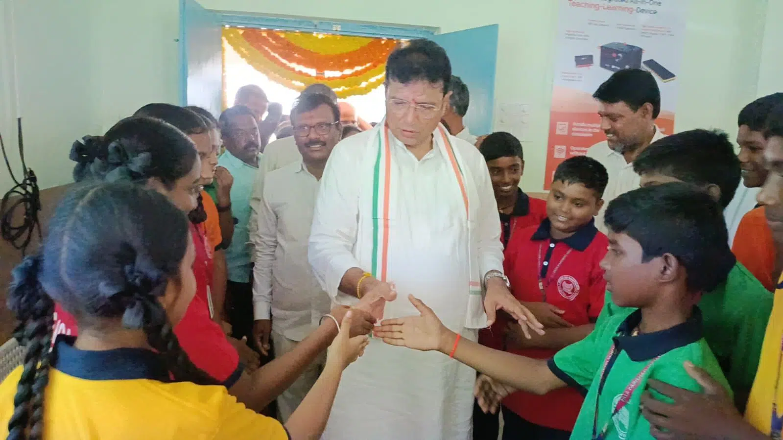 ఆధునిక సాంకేతిక పట్ల విద్యార్థులు అవగాహన కల్గి ఉండాలి