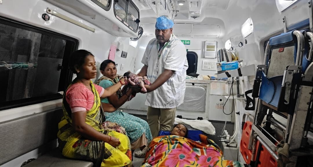 గిరిజన గర్భిణికి అంబులెన్స్‌లో సుఖప్రసవం
