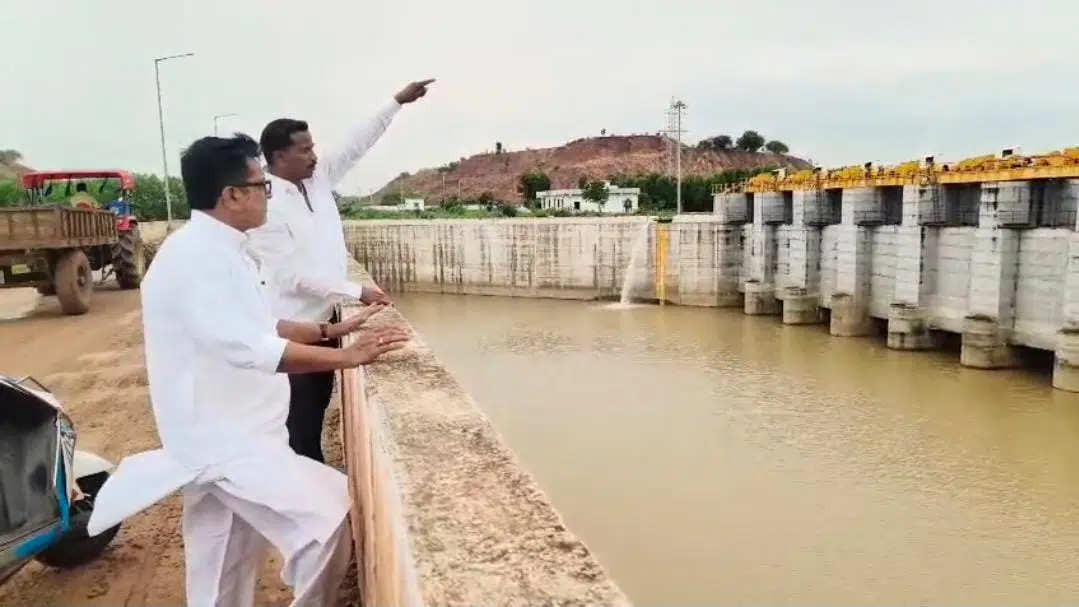 నీటిని ఎత్తిపోసే అవకాశం ఉన్నా నిర్లక్ష్యం చేస్తుండ్లు