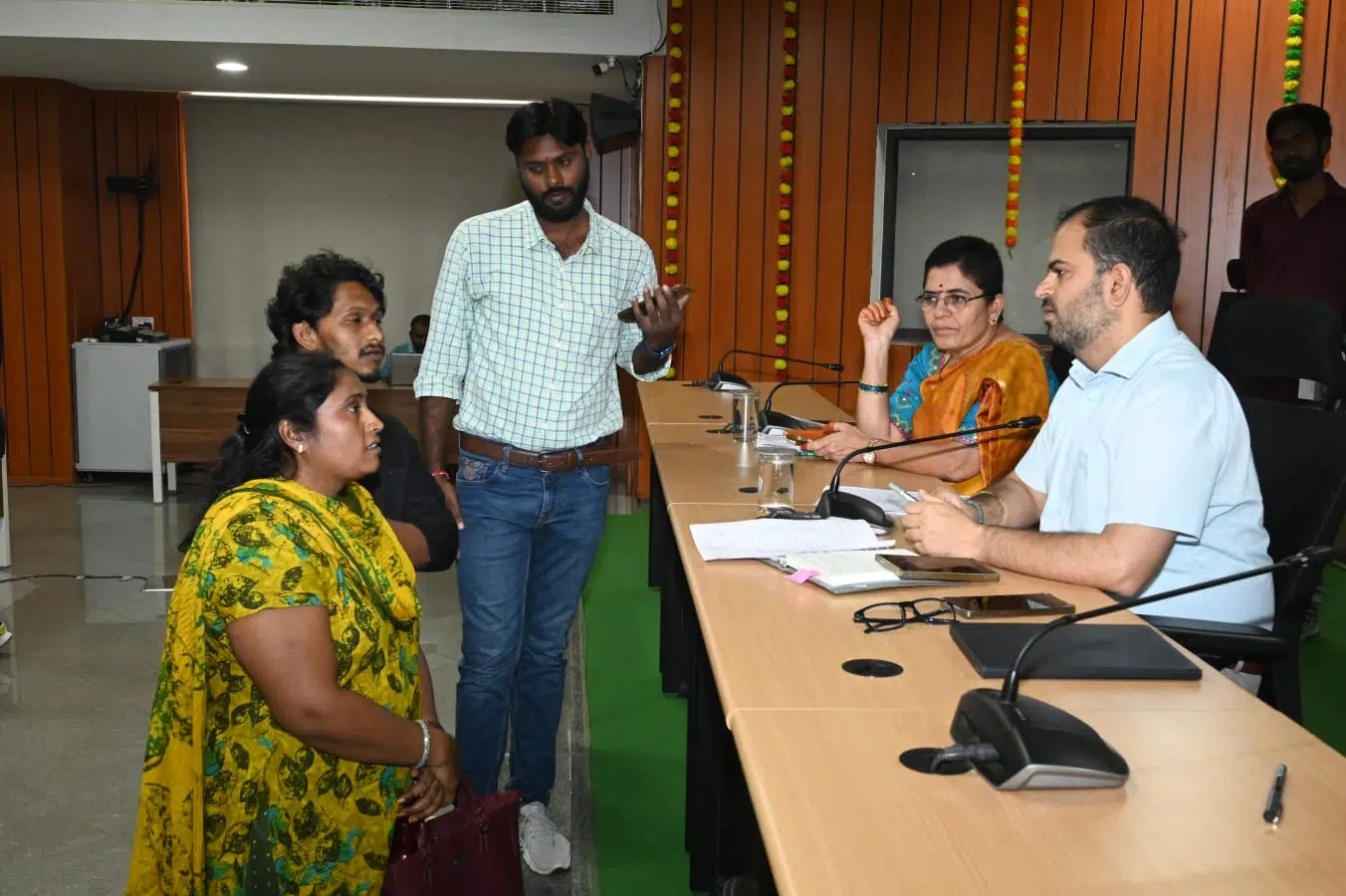 పెండింగ్ దరఖాస్తులు వెంటనే పరిష్కరించాలి