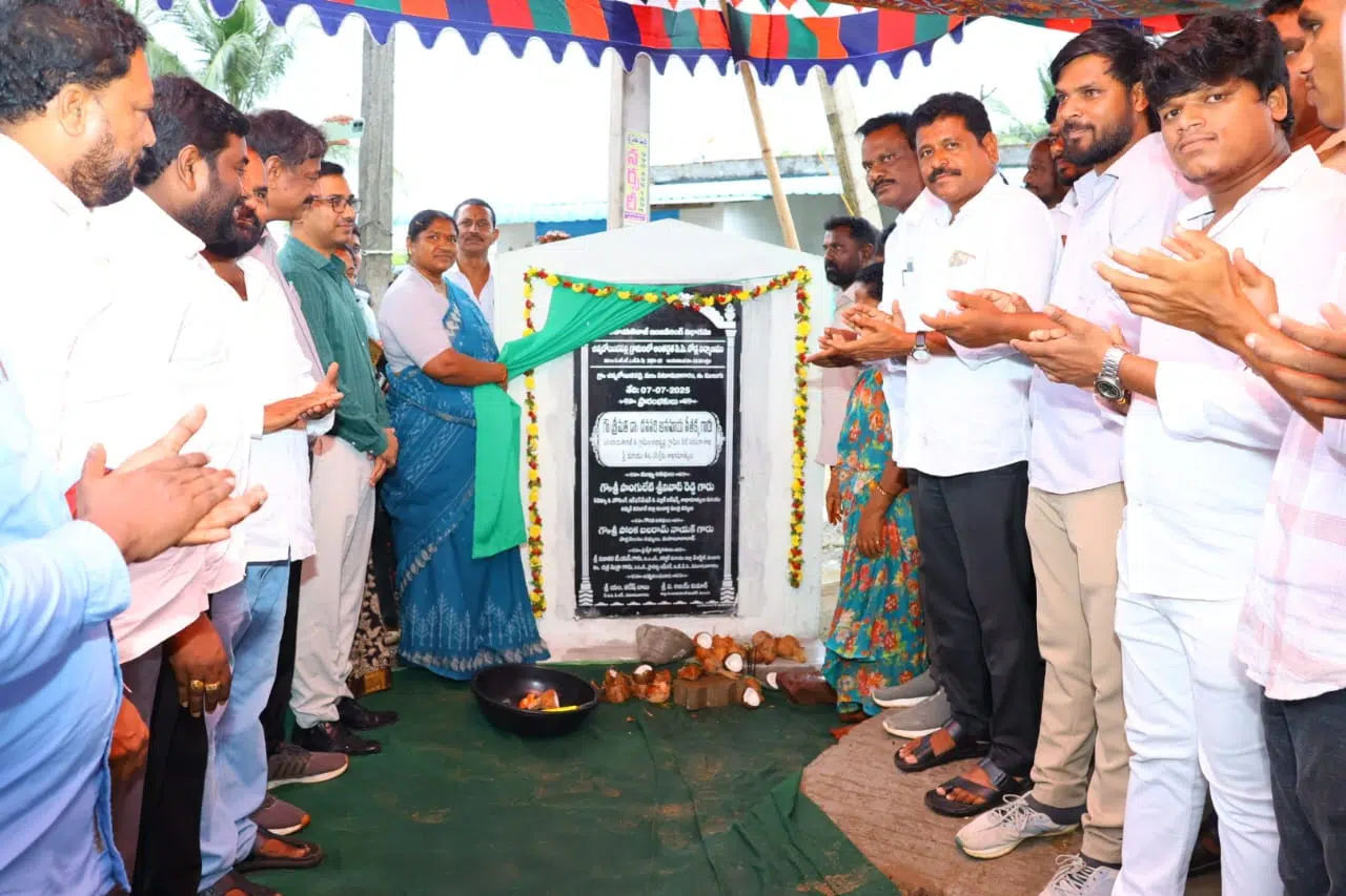 ప్రతి గ్రామంలో సీసీ రోడ్లు, డ్రైనేజీ నిర్మాణం : మంత్రి సీతక్క