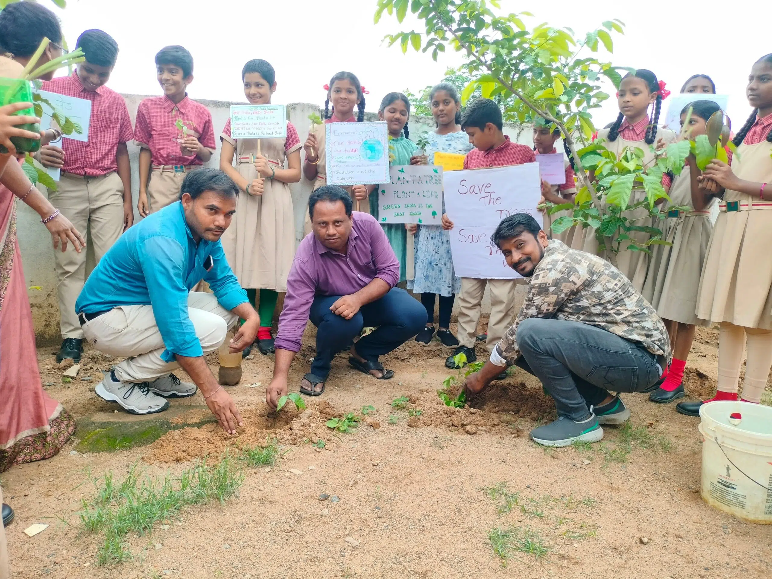 చెట్లను నాటండి.. పర్యావరణాన్ని కాపాడండి ...