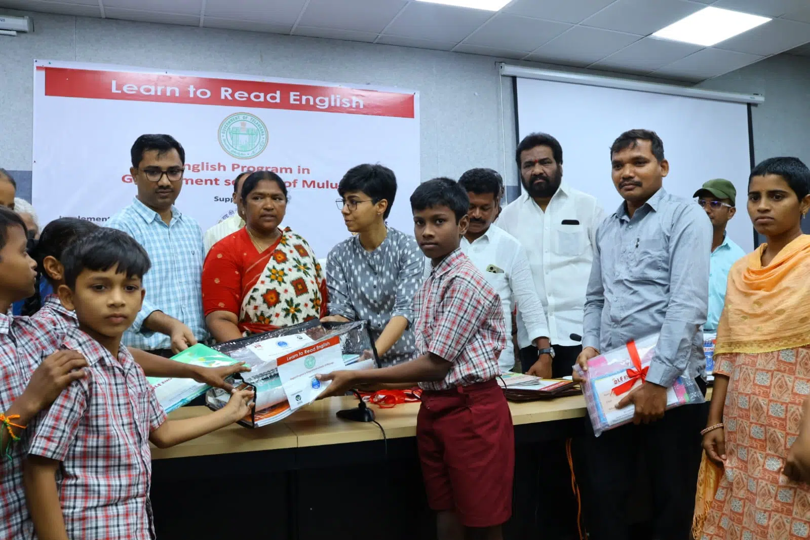 ప్రాథమిక స్థాయిలోనే విద్యార్థులు ఇంగ్లీష్‌పై పట్టు సాధించాలి