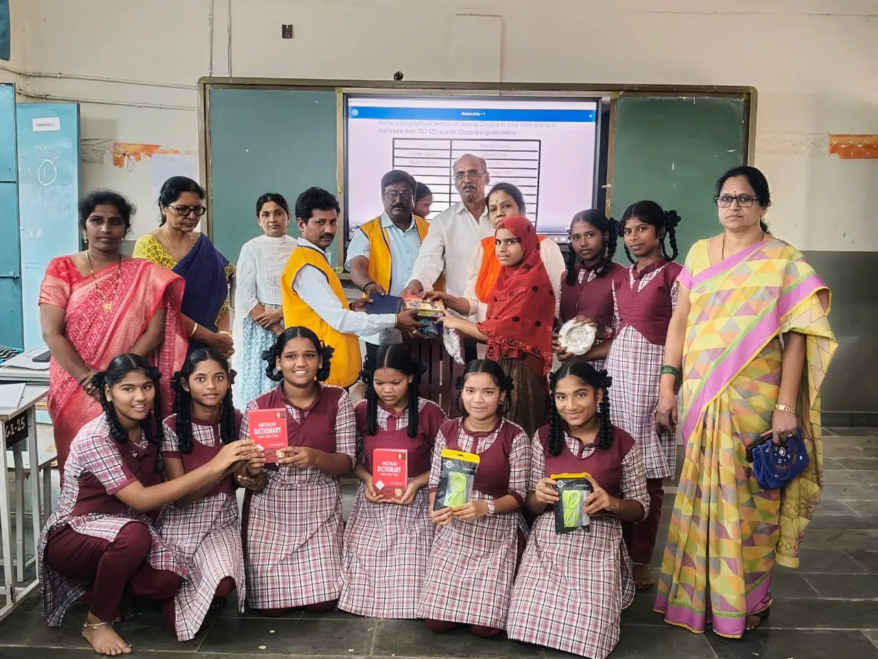 ములుగు లయన్స్ క్లబ్ ఆధ్వర్యంలో స్పోర్ట్స్, విద్యా సామగ్రి పంపిణీ