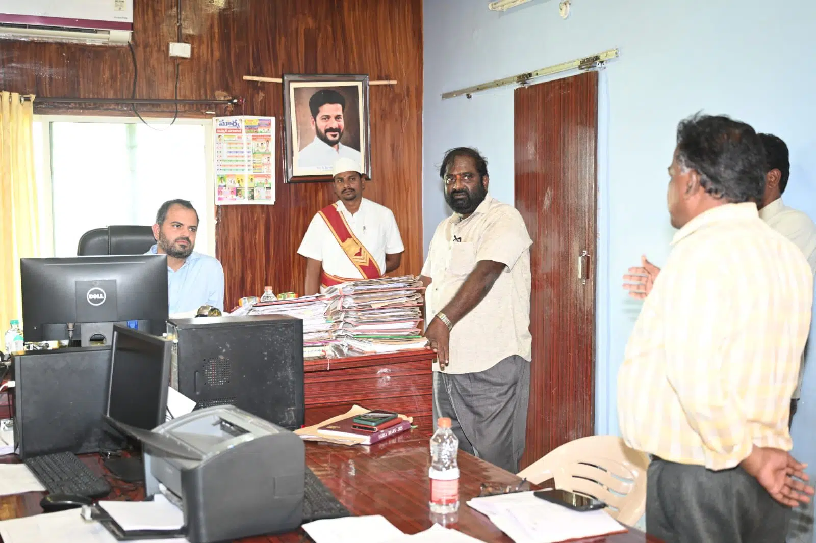 విద్యార్థులకు చదువుతోపాటు నాన్యమైన భోజనం ఇవ్వాలి